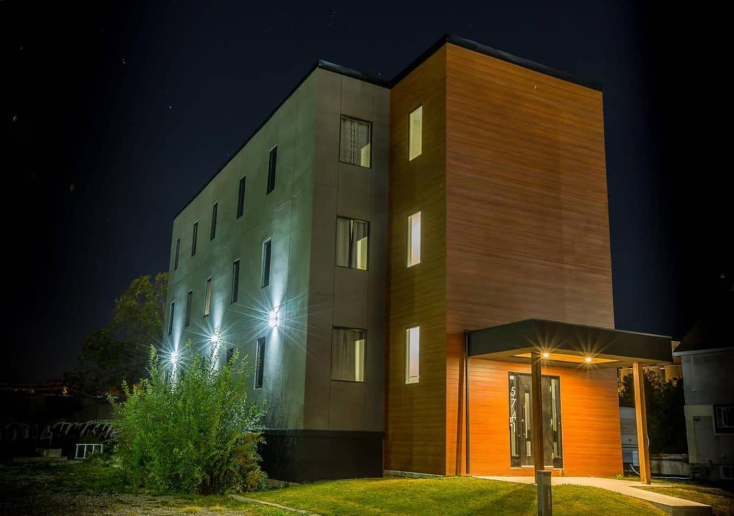 Clifton Hill Hideaway 2B -Two Bedroom Condo Niagara-Fälle Exterior foto